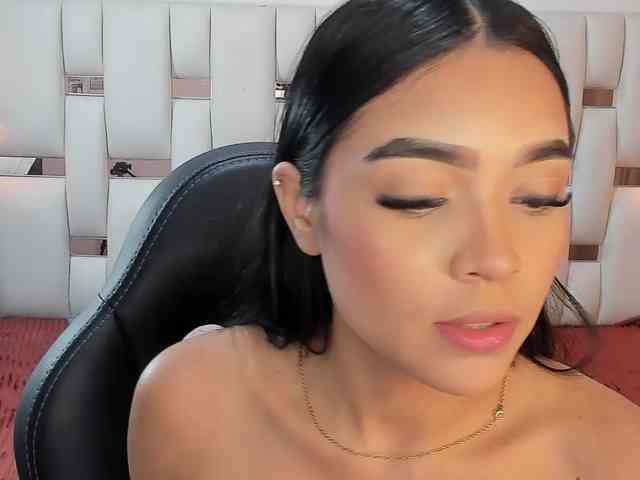 NauthyNahomi webcam