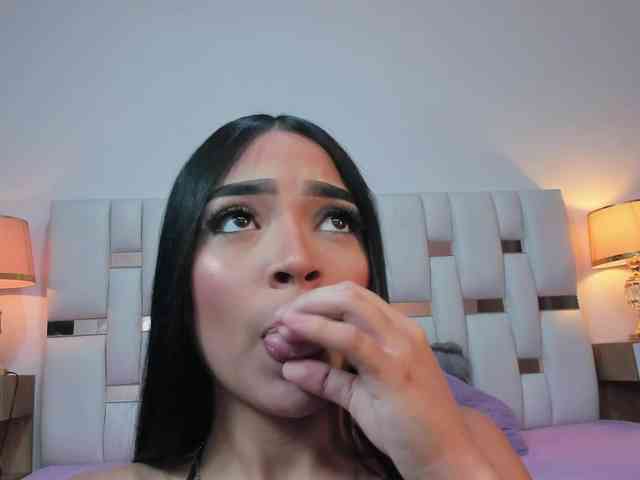 NauthyNahomi webcam