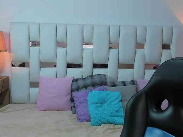 NauthyNahomi webcam