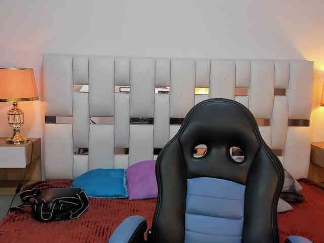 NauthyNahomi webcam