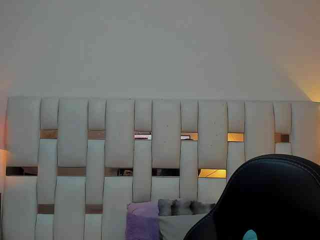 NauthyNahomi webcam
