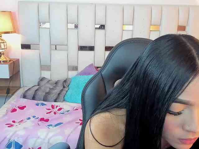 NauthyNahomi webcam