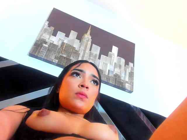 NauthyNahomi webcam