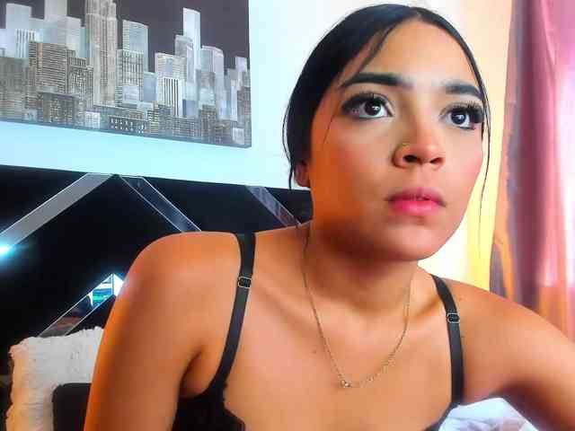 NauthyNahomi webcam
