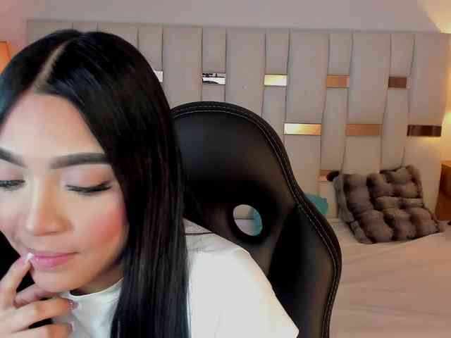 NauthyNahomi webcam