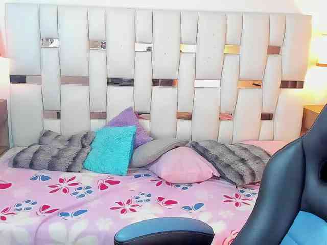 NauthyNahomi webcam