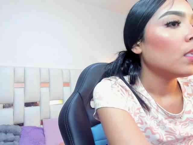 NauthyNahomi webcam