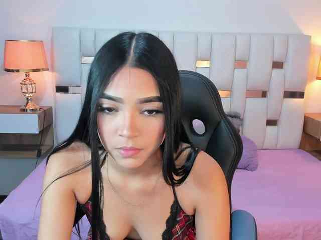 NauthyNahomi webcam