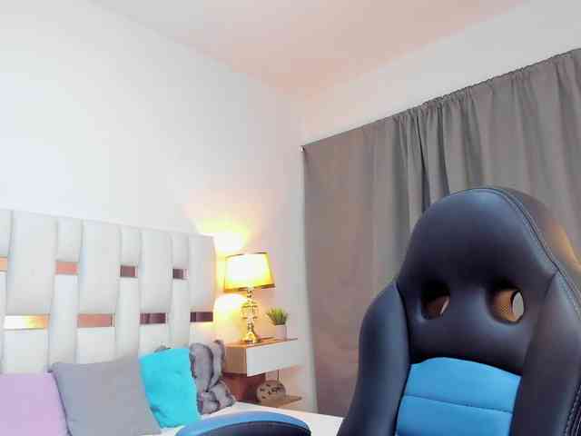 NauthyNahomi webcam
