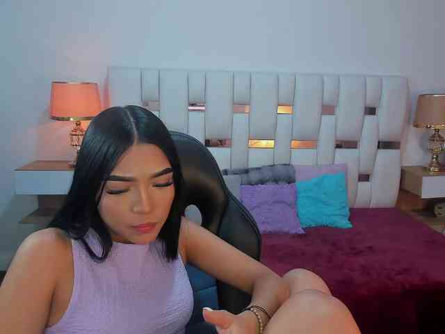 NauthyNahomi webcam