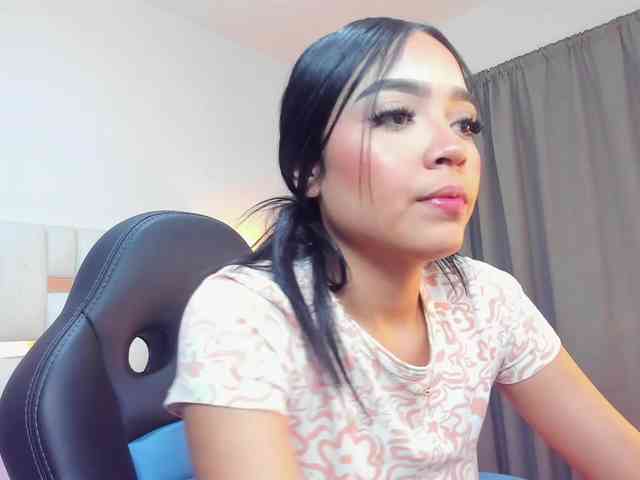 NauthyNahomi webcam