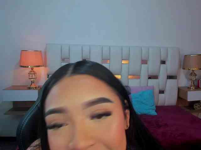 NauthyNahomi webcam