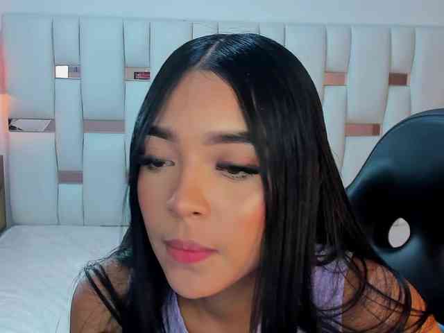 NauthyNahomi webcam