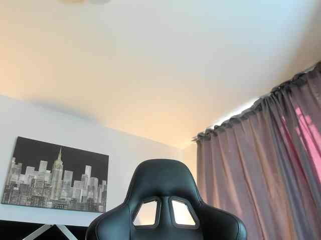 NauthyNahomi webcam