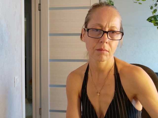 LioraWeiss live cam preview