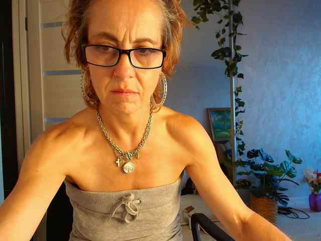 LioraWeiss live female cam on bongacams