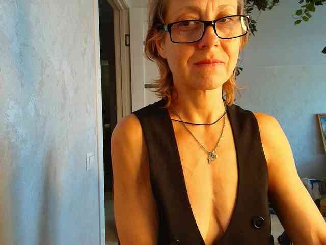 LioraWeiss Live Webcam on BongaCams