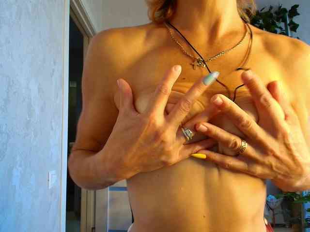 LioraWeiss Live Webcam on BongaCams