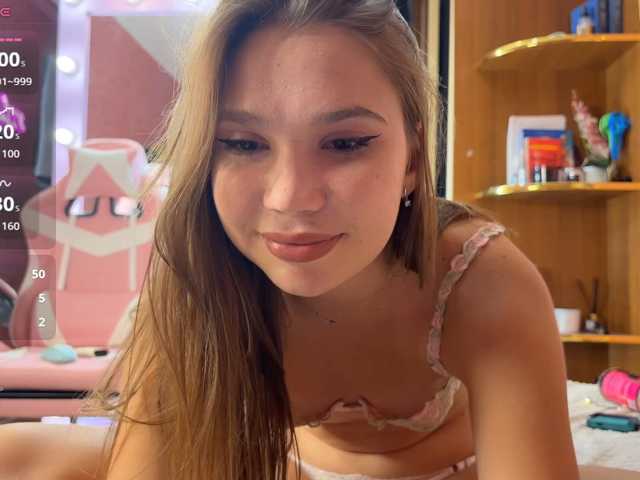 Slyfoxtales live cam on BongaCams