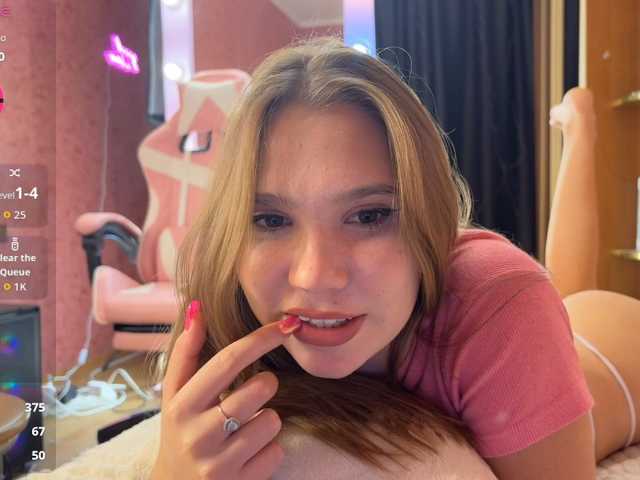 Slyfoxtales live cam on BongaCams