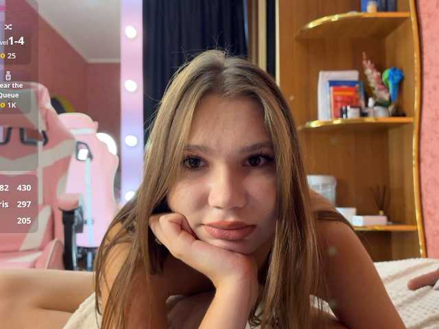 Slyfoxtales live cam on BongaCams