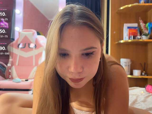 Slyfoxtales live cam on BongaCams