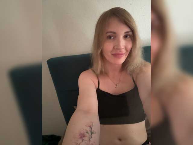 Katniss-Everdeen live cam on BongaCams