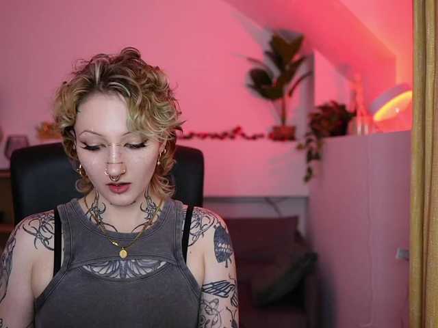tattooedblondee18 live cam on BongaCams