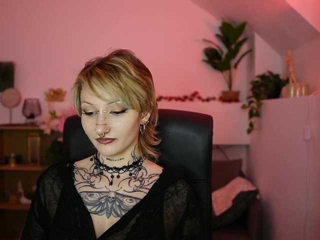 tattooedblondee18 live cam on BongaCams