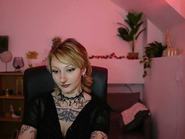 tattooedblondee18 live cam on BongaCams