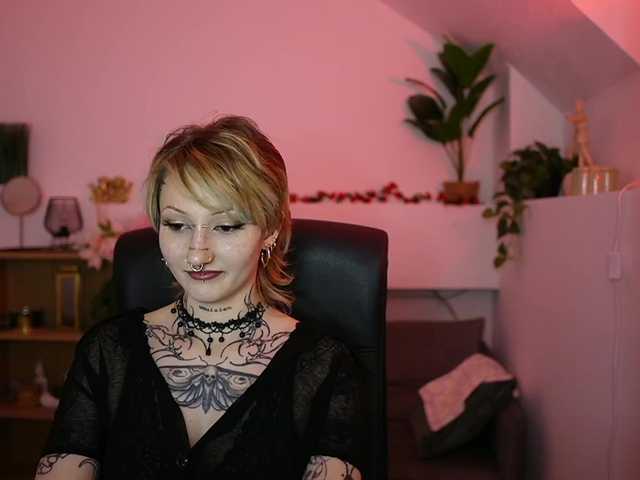 tattooedblondee18 live cam on BongaCams