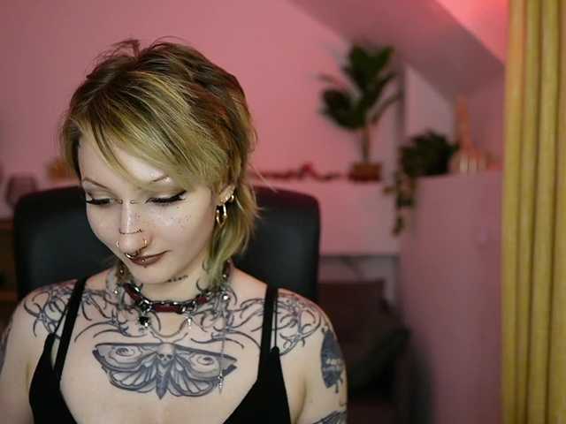 tattooedblondee18 live cam on BongaCams