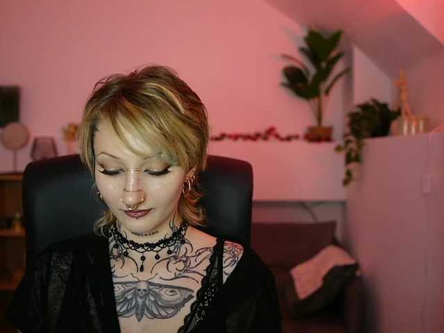tattooedblondee18 live cam on BongaCams