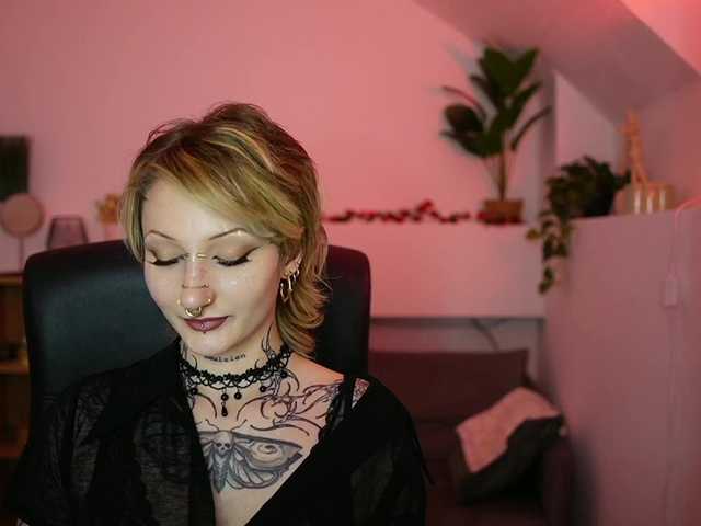 tattooedblondee18 live cam on BongaCams