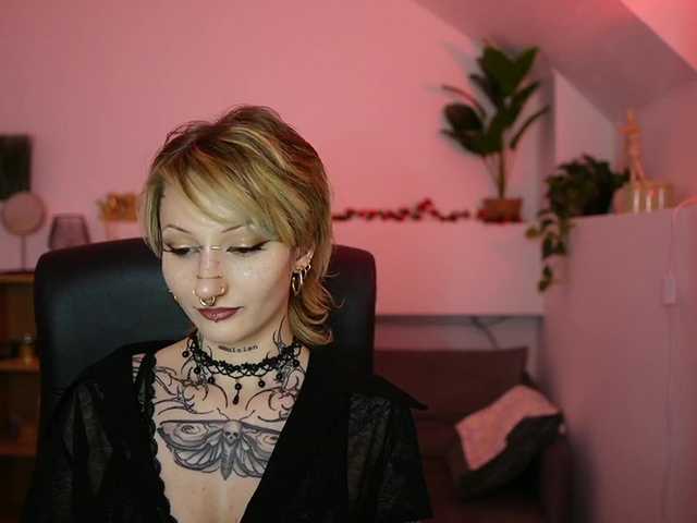 tattooedblondee18 live cam on BongaCams