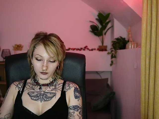 tattooedblondee18 live cam on BongaCams