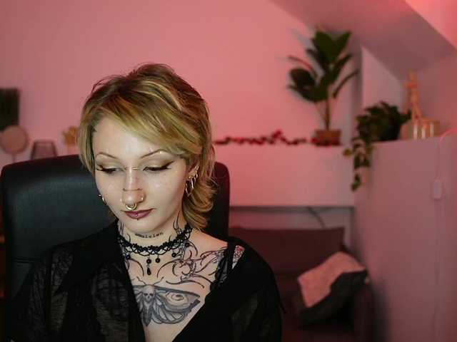 tattooedblondee18 live cam on BongaCams