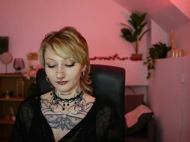tattooedblondee18 live cam on BongaCams