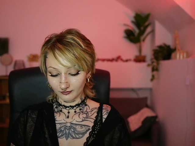tattooedblondee18 live cam on BongaCams