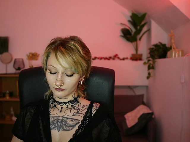 tattooedblondee18 live cam on BongaCams