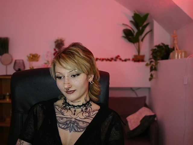 tattooedblondee18 live cam on BongaCams
