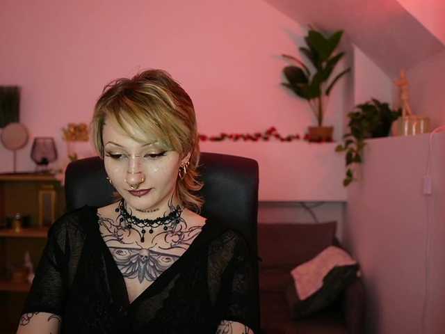 tattooedblondee18 live cam on BongaCams