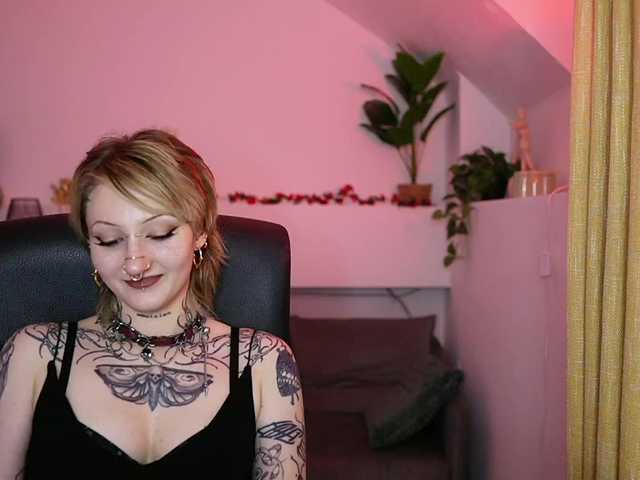 tattooedblondee18 live cam on BongaCams
