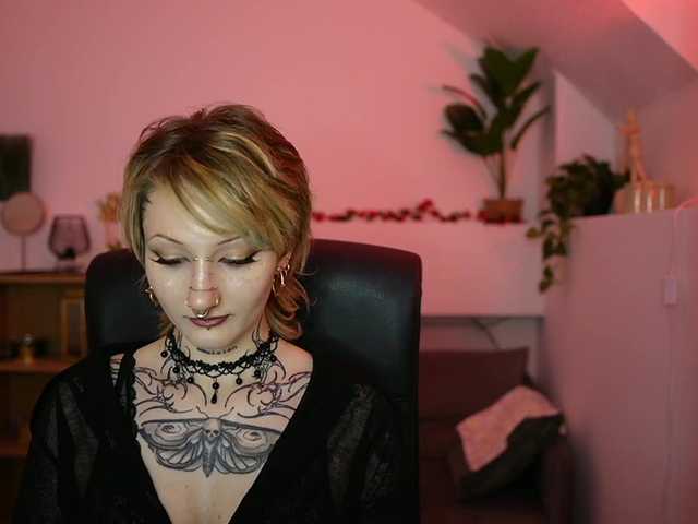 tattooedblondee18 live cam on BongaCams
