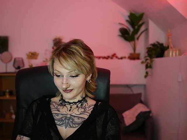 tattooedblondee18 live cam on BongaCams