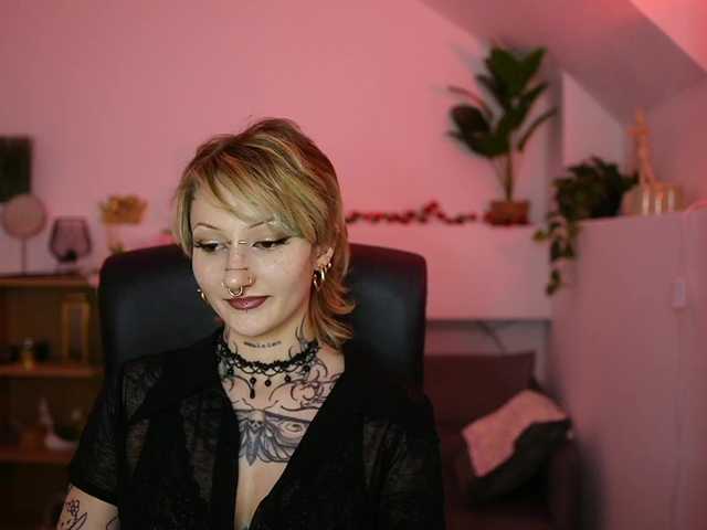 tattooedblondee18 live cam on BongaCams