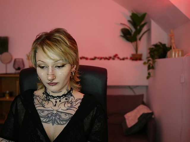 tattooedblondee18 live cam on BongaCams