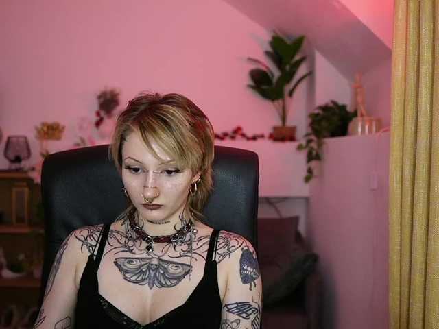 tattooedblondee18 live cam on BongaCams
