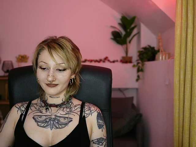 tattooedblondee18 live cam on BongaCams
