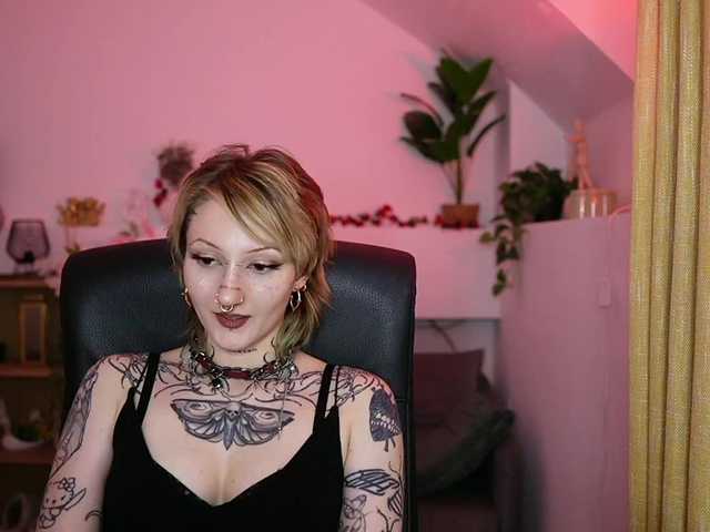 tattooedblondee18 live cam on BongaCams